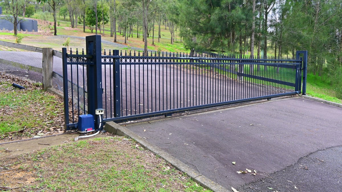 Automatic sliding entrance gate driveway