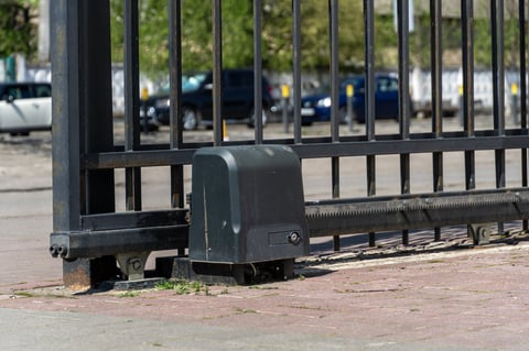Automated sliding gate with motor